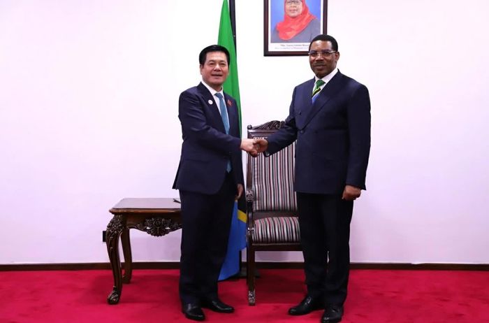 Phó Chủ tịch Quốc hội Nguyễn Hồng Diên hội kiến Thủ tướng Tanzania Mwigulu Nchemba. (Ảnh: Bảo Chi)