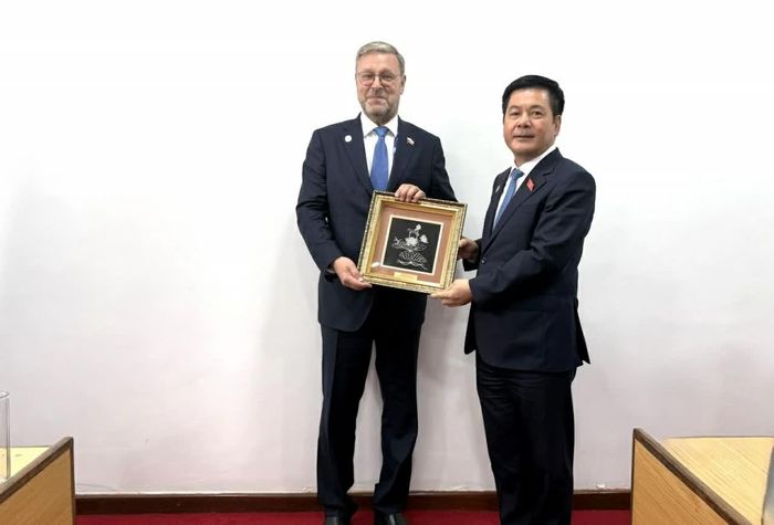 Phó Chủ tịch Hội đồng Liên bang Nga Konstantin Kosachev đánh giá cao việc triển khai quan hệ Đối tác chiến lược toàn diện. (Ảnh: Bảo Chi)