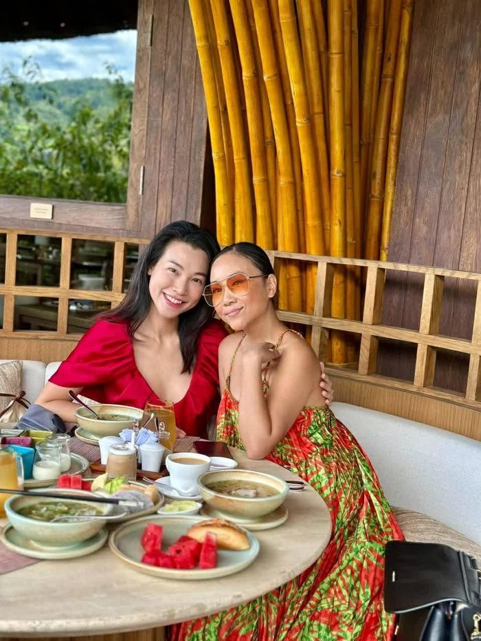 MC Hoàng Oanh và ca sĩ Đoan Trang cùng thưởng thức bữa sáng sang trọng ở Mù Cang Chải.
