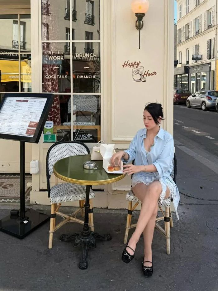 Ca sĩ Chi Pu thư thái, tận hưởng chuyến đi Paris, Pháp.