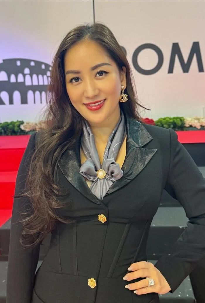 Khánh Thi kín đáo nhưng vẫn nổi bật.
