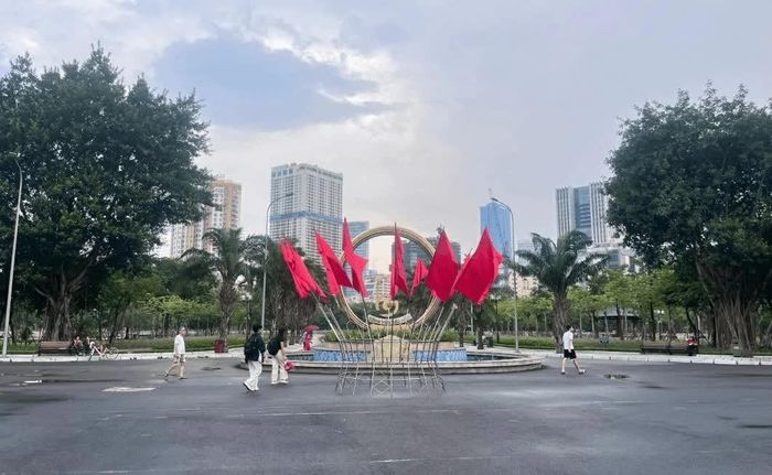 Công viên Cầu Giấy thu hút người dân đến vui chơi, tập luyện và thư giãn. (Ảnh: Như Thảo)