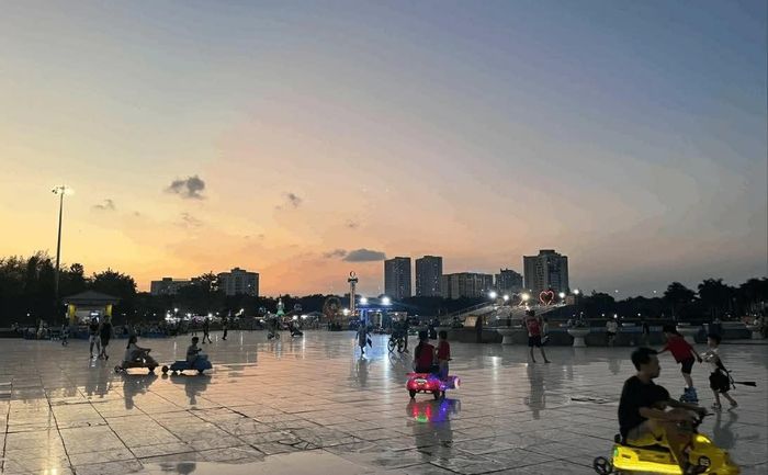 Công viên Hòa Bình tạo nên khoảng không gian rộng lớn giữa khu vực đô thị phía Tây Hà Nội. (Ảnh: Như Thảo)