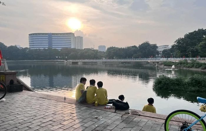 Công viên Nghĩa Đô là không gian xanh quen thuộc của người dân khu vực Cầu Giấy. (Ảnh: Như Thảo)