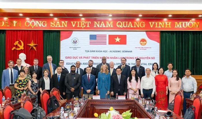 Các đại biểu chụp ảnh lưu niệm.