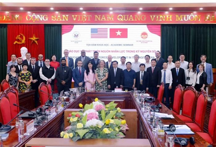 Các đại biểu chụp ảnh lưu niệm.
