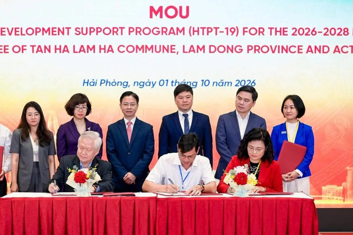 Trong khuôn khổ Hội nghị Gặp gỡ các tổ chức PCPNN 2026, bà Hoàng Phương Thảo, Trưởng Văn phòng Đại diện ActionAid Quốc tế tại Việt Nam ký thỏa thuận hợp tác thực hiện chương trình hỗ trợ phát triển bền vững địa phương giai đoạn 2026-2030 với UBND xã Nâm Nung và UBND xã Tân Hà Lâm Hà, tỉnh Lâm Đồng. (Ảnh: ActionAid Vietnam)