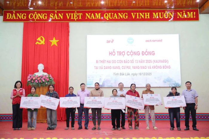 Tổ chức ActionAid Quốc tế tại Việt Nam trao hỗ trợ tiền mặt cho 350 hộ dân bị ảnh hưởng nặng nề bởi mưa lũ tại các xã Dang Kang, Cư Pui, Yang Mao và Krông Bông, tỉnh Đắk Lắk vào tháng 12/2025. (Nguồn: ActionAid Vietnam)