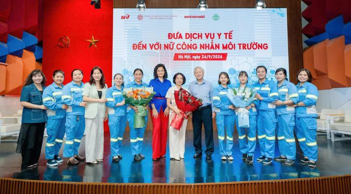 Tổ chức ActionAid Quốc tế tại Việt Nam phối hợp với Cơ quan Báo và Phát thanh, truyền hình Hà Nội, Quỹ Hỗ trợ Chương trình, Dự án An sinh xã hội Việt Nam (AFV) và Công ty TNHH MTV Môi trường Đô thị Hà Nội (URENCO) tổ chức tọa đàm “Đưa dịch vụ y tế đến với nữ công nhân môi trường” tại Hà Nội, ngày 24/9. (Nguồn: ActionAid Vietnam)