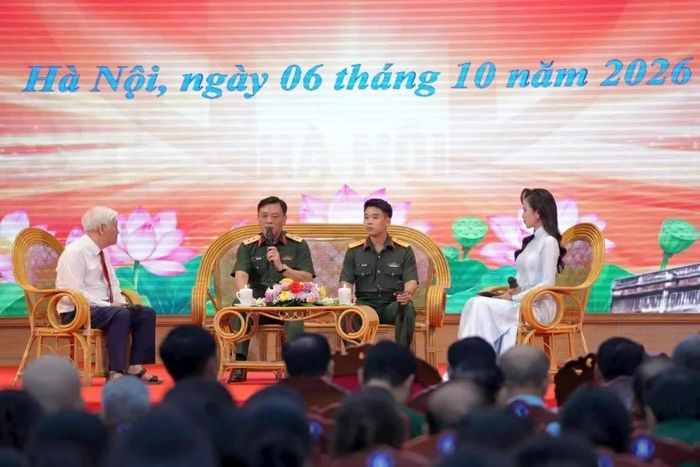 Trung tướng Đào Văn Nhận, Ủy viên Ban Thường vụ Thành ủy, Tư lệnh Bộ Tư lệnh Thủ đô Hà Nội phát biểu tại buổi giao lưu.