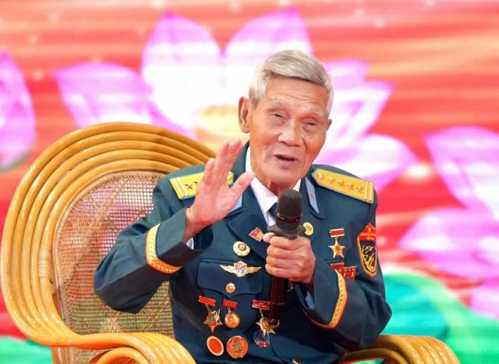 Đại tá Đinh Thế Văn kể lại trận đánh hạ B-52 trên bầu trời Hà Nội.