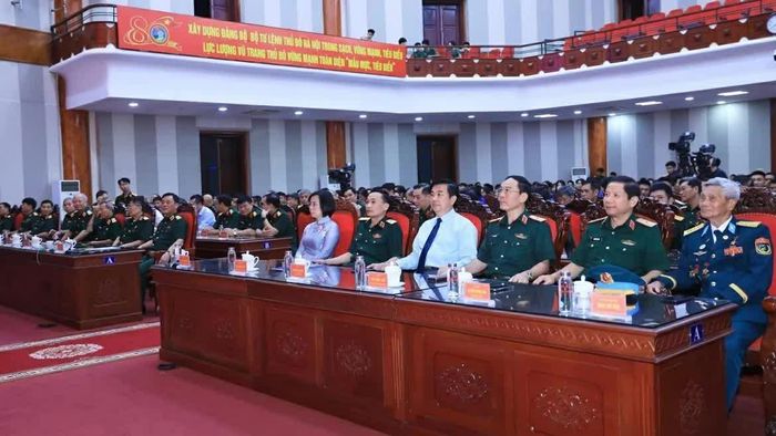 Chủ tịch Ủy ban MTTQ Việt Nam TP. Hà Nội Bùi Huyền Mai cùng các đại biểu tham dự Tọa đàm.