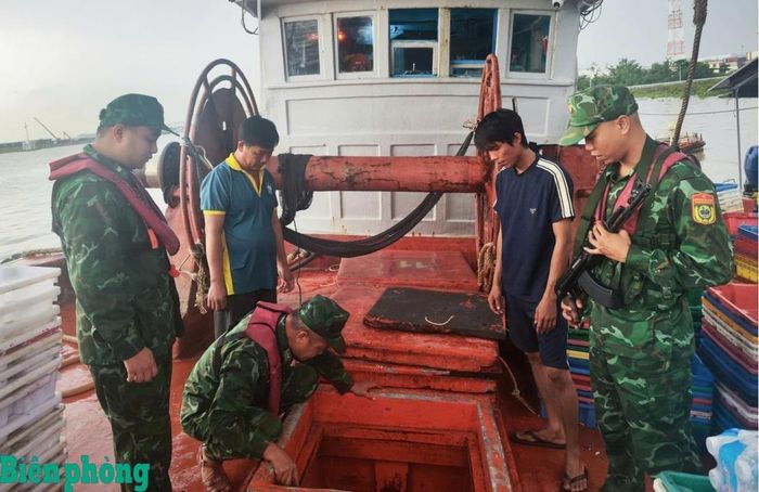 Cán bộ Hải đoàn Biên phòng 38 kiểm tra khoang chứa dầu trên tàu cá SG-66385-TS, phát hiện tàu chở khoảng 15.000 lít dầu DO chưa rõ nguồn gốc. Ảnh: Hà Vinh