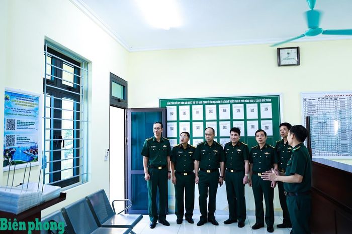 Đại diện Ban Chỉ huy Biên phòng cửa khẩu cảng Hải Phòng, Ban Chỉ huy Bộ đội Biên phòng thành phố Hải Phòng báo cáo với Đoàn Thanh tra Bộ Quốc phòng về quy trình giải quyết thủ tục hành chính, việc công khai các văn bản quy phạm pháp luật, thủ tục hành chính trong lĩnh vực quản lý biên giới và triển khai hòm thư điện tử tiếp nhận tin báo, tố giác tội phạm qua mã QR. Ảnh: Dân Chủ