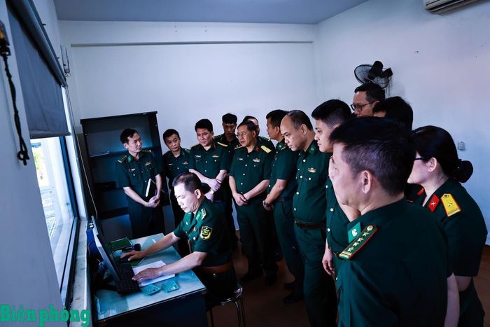 Đoàn Thanh tra Bộ Quốc phòng kiểm tra thực tế việc thực hiện quy trình nghiệp vụ, giải quyết thủ tục hành chính tại Trạm Kiểm soát Biên phòng cửa khẩu cảng Hải Phòng. Ảnh: Dân Chủ
