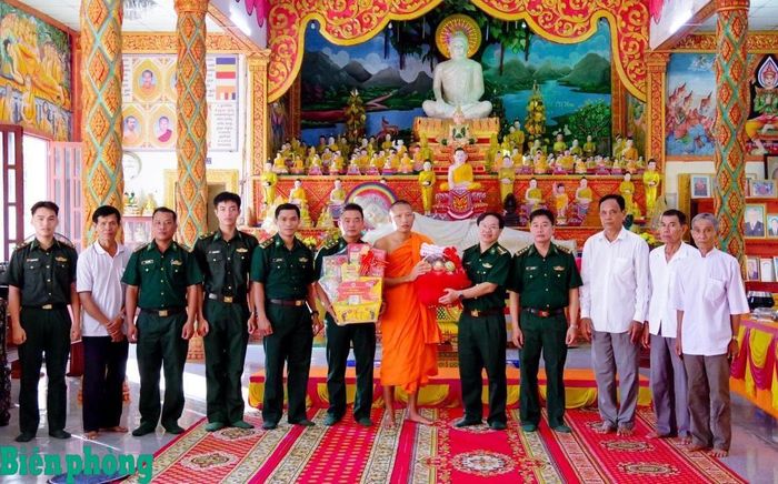 Đại tá Hà Huy Trường, Phó Chính ủy Bộ đội Biên phòng thành phố Cần Thơ thăm, tặng quà các vị sư sãi chùa Kos Tung, xã Cù Lao Dung, thành phố Cần Thơ. Ảnh: Văn Long