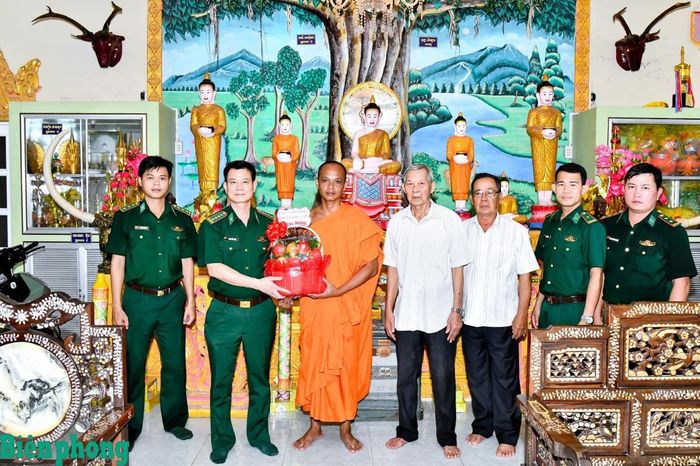 Đại tá Lương Hữu Trung, Phó Chỉ huy trưởng Bộ đội Biên phòng thành phố Cần Thơ thăm, tặng quà các vị sư sãi, Ban Quản trị chùa Xẻo Cóc, xã Lai Hòa, thành phố Cần Thơ. Ảnh: Văn Long