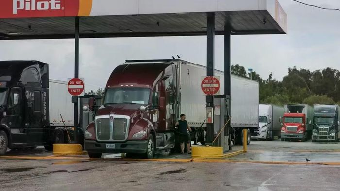 Một tài xế bơm dầu diesel tại trạm dừng chân dành cho xe tải ở Miami, bang Florida (Mỹ), ngày 11/9/2026. Ảnh: Getty Images.