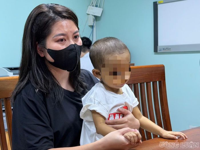 Chị Trần Ngọc Hà, 31 tuổi, quê Bắc Ninh, từng bật khóc khi kể về hành trình đưa con đến trường. Con trai chị, bé Phạm Gia Bảo, 3 tuổi, mắc hội chứng Alagille. Vừa đi học, Bảo đã hai lần chuyển trường chỉ trong một tháng. Cậu bé có nước da vàng, những khối u vàng trên tay, chân và thể trạng nhỏ bé. Vào mùa hè, khi mặc quần áo ngắn, các tổn thương trên da càng dễ nhìn thấy. Một số phụ huynh lo ngại trẻ mắc bệnh truyền nhiễm, chụp ảnh những tổn thương trên cơ thể Bảo và đưa lên nhóm lớp.