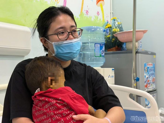 Bệnh còn khiến Khang hấp thu chất béo kém, thể trạng nhỏ bé hơn bạn bè. Gia đình phải sử dụng sữa chuyên biệt và thuốc theo chỉ định. Mỗi tháng, riêng tiền thuốc và sữa đã tốn vài triệu đồng, chưa kể những lần nhập viện, xét nghiệm chuyên sâu hoặc phẫu thuật. Hiện Khang được chỉ định ghép gan. Mẹ em dự kiến hiến một phần gan cho con. Khang may mắn được tiếp nhận tại các trường mầm non và không gặp sự kỳ thị rõ rệt. Trong khoảng hai năm, em đã chuyển qua ba trường nhưng không phải vì bị từ chối. Không phải đứa trẻ nào cũng thuận lợi như vậy.