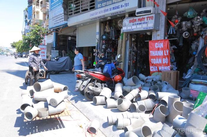 Không khí chuẩn bị bàn giao mặt bằng cũng thể hiện rõ tại các cơ sở kinh doanh dọc đường Giải Phóng.