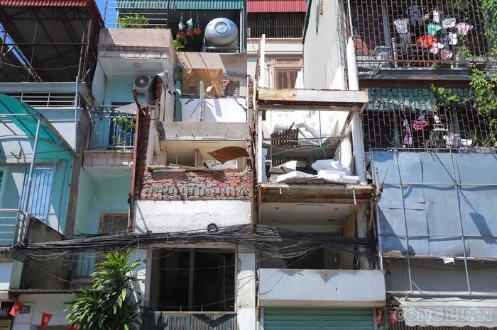 Nhiều căn nhà, cửa hàng kinh doanh đã thu dọn, tháo dỡ gần như toàn bộ chỉ còn lại khung nhà.