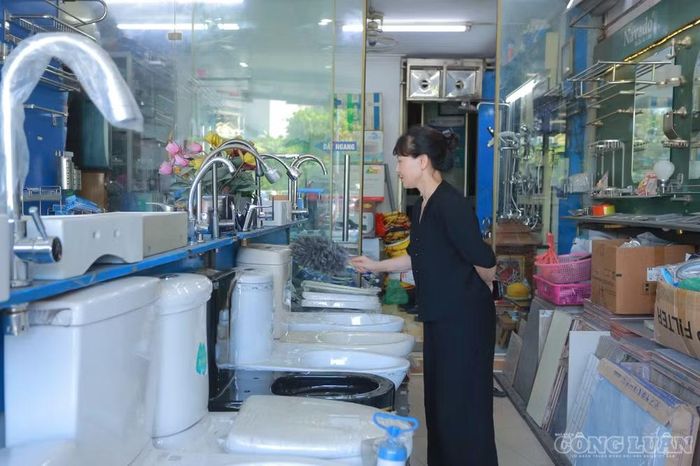 Trao đổi với PV, bà Nguyễn Thị Anh Thơ cho biết gia đình bà cũng như nhiều hộ dân trong khu vực cơ bản đồng thuận với chủ trương và phương án phục vụ dự án mở rộng trục Quốc lộ 1A.