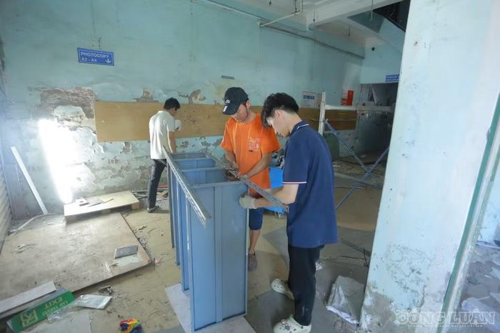Một số hộ dân sau khi thống nhất phương án đã bắt đầu tháo dỡ công trình, di chuyển tài sản ra khỏi khu vực bị ảnh hưởng. Đồ đạc trong nhà được thu dọn, vận chuyển trước khi các hạng mục công trình được phá dỡ.