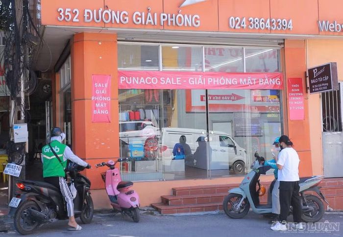 Các biển thanh lý hàng hóa xuất hiện ngày càng nhiều trên mặt phố. Một số cửa hàng đã thu dọn phần lớn hàng hóa, chuẩn bị rời khỏi vị trí kinh doanh hiện tại.