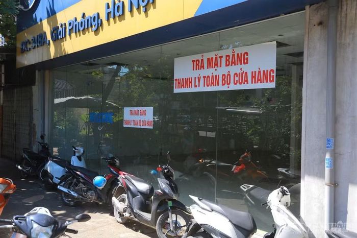 Nhiều cửa hàng đã đóng cửa, treo biển thông báo chuyển địa điểm hoặc thanh lý hàng hóa để phục vụ việc di dời.
