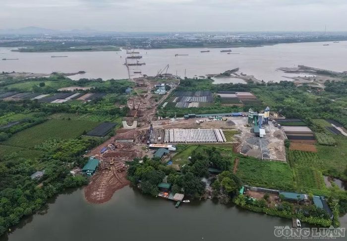 Cầu Thượng Cát thuộc tuyến đường Vành đai 3,5 là dự án trọng điểm của Hà Nội nối phường Thượng Cát với xã Thiên Lộc.