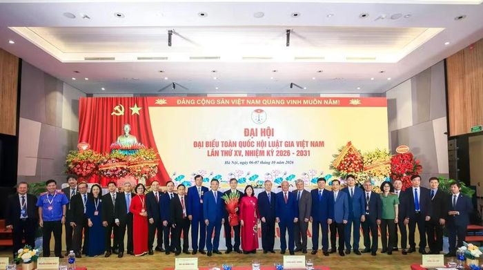 Chủ tịch Ủy ban Trung ương MTTQ Việt Nam Bùi Thị Minh Hoài tặng hoa và chụp ảnh lưu niệm với các đại biểu được bầu vào Ban Thường vụ Hội Luật gia khóa XV. Ảnh: Đ.H