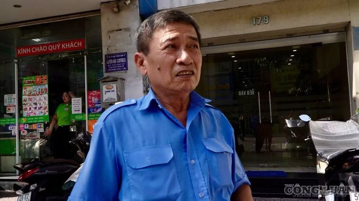Ông Nguyễn Lào (64 tuổi, bảo vệ 1 cửa hàng trên đường Đinh Tiên Hoàng) cho hay: "Tôi đến đi làm, khoảng chừng 6h sáng tự nhiên nghe một tiếng ầm rất lớn, tôi nghĩ là tai nạn đụng xe nhưng khi chạy ra thì thấy một cái cây khổng lồ nằm dưới đường. Lúc đó tôi cũng hoảng hốt, không biết có ai đi ngang bị đè trúng không, tôi hô hoán mọi người xung quanh chạy ra xem, rất may là xung quanh đây chủ yếu là các hộ kinh doanh, nên 6h sáng thường chưa mở cửa sớm, ít người qua lại, chúng tôi đi một vòng xem sơ qua và không phát hiện ai bị đè trúng".