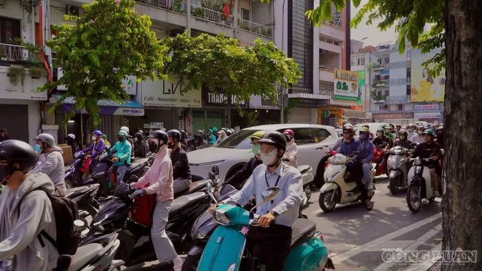 Sự cố xảy ra trên tuyến đường giao thông huyết mạch đi vào trung tâm các quận 1, quận 3, quận Phú Nhuận cũ khiến giao thông tê liệt hàng giờ đồng hồ.