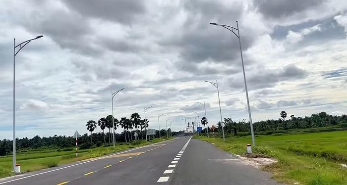 Tuyến đường đã hoàn tất thảm nhựa và lắp đặt trọn vẹn hệ thống đèn giao thông (Ảnh: Trí Trần)