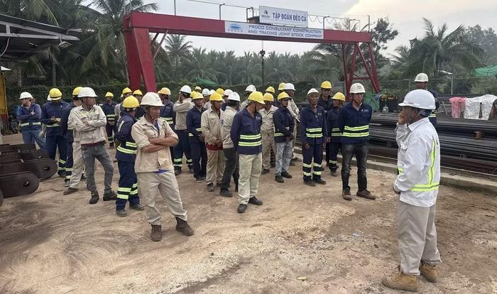 Phút sinh hoạt đầu ca nghiêm túc của những người công nhân và kỹ sư tại cầu Đại Ngãi (Ảnh: Trí Trần)