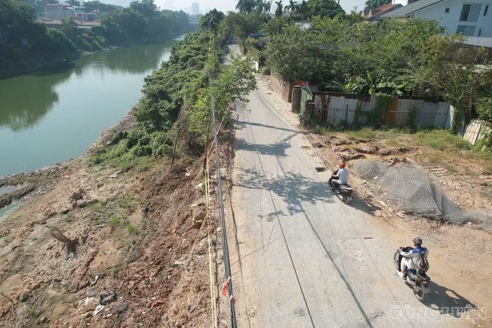 Theo ông Cường, dự án hồ Chèm được giao cho Vin thực hiện, trong khi kênh Thụy Phương và hồ Thụy Phương được giao cho Ban Nông nghiệp thành phố Hà Nội. Khu vực xảy ra sạt lở nằm tại vị trí đấu nối cống hộp điều tiết ra sông Nhuệ cắt ngang tuyến đường Bờ Tây sông Nhuệ thuộc dự án hồ Thụy Phương do Ban Nông nghiệp thành phố Hà Nội triển khai theo dự án khẩn cấp. Phía UBND phường cũng đang yêu cầu Ban Nông nghiệp thành phố Hà Nội triển khai và trả mặt bằng.