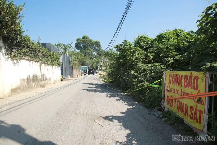 Trước tình trạng mất an toàn, tại một số vị trí, lực lượng chức năng đã chăng dây và đặt biển cảnh báo nguy hiểm để người dân chủ động quan sát, giảm tốc độ khi đi qua. Trao đổi với PV Báo Nhà báo và Công luận, ông Hoàng Mạnh Cường, Phó Trưởng phòng Kinh tế, Hạ tầng và Đô thị phường Đông Ngạc, cho biết trên địa bàn phường đang triển khai 3 dự án theo các lệnh khẩn cấp của thành phố, gồm kênh Thụy Phương, hồ Chèm khoảng 10 ha và hồ Thụy Phương khoảng 15 ha.