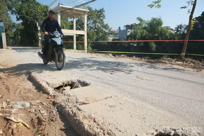 Ngay trên đường, các nắp cống đã hỏng tạo thành các hố "bẫy" người đi đường.