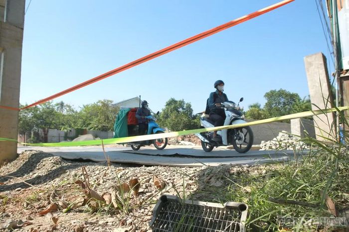 Phó Trưởng phòng Kinh tế, Hạ tầng và Đô thị phường Đông Ngạc cho biết, tình trạng sụt lún đất tại khu vực bắt đầu xuất hiện vào cuối tháng 8, tháng 9. Từ khoảng tháng 9 đến nay, mức độ sạt lở có xu hướng nghiêm trọng hơn. Ngay khi phát hiện sự việc, phường đã báo cáo thành phố, báo cáo sở và yêu cầu Ban Nông nghiệp thành phố Hà Nội có phương án khắc phục.