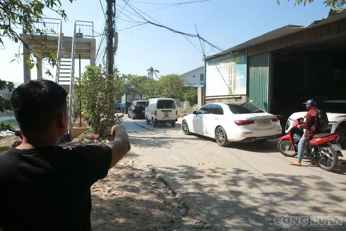 Một người dân có xưởng sửa chữa ô tô gần khu vực cho biết, tình trạng hư hỏng trên tuyến đường xuất hiện khoảng 2 tháng nay, sau khi có hoạt động đào đường để thực hiện hệ thống thoát nước từ hồ Điều qua tuyến đường. Vào buổi tối, tầm nhìn của người điều khiển phương tiện bị hạn chế nên rất dễ xảy ra tai nạn tại những vị trí đường lồi lõm, sạt lở; còn buổi ngày thường xuyên xảy ra ùn tắc ở khu vực này.