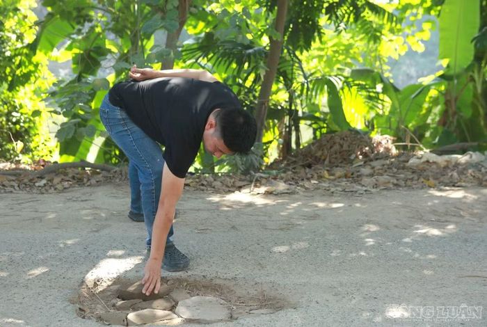 Tại một số hố bị lõm sâu, người dân địa phương còn phải dùng đá nhỏ chèn vào để nâng cao miệng hố, hạn chế nguy cơ người đi đường bị sụt bánh xe.