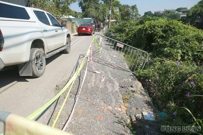 Phần mặt đường còn lại bị thu hẹp, khiến các phương tiện lưu thông qua khu vực này gặp khó khăn.
