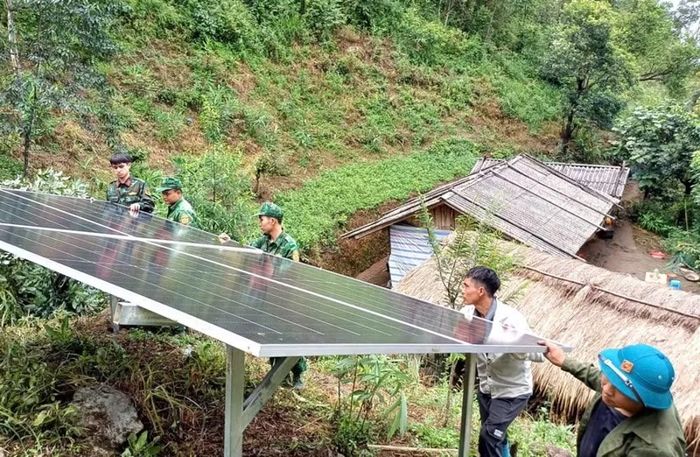 Bộ đội Biên phòng tỉnh Lai Châu hỗ trợ các hộ dân trên tuyến biên giới lắp đặt hệ thống điện mặt trời. Ảnh: Đức Duẩn