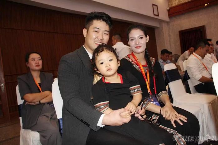 Gia đình anh Phạm Quốc Anh thường thực hiện các video giới thiệu phong tục, văn hóa của đồng bào Jrai tại địa phương