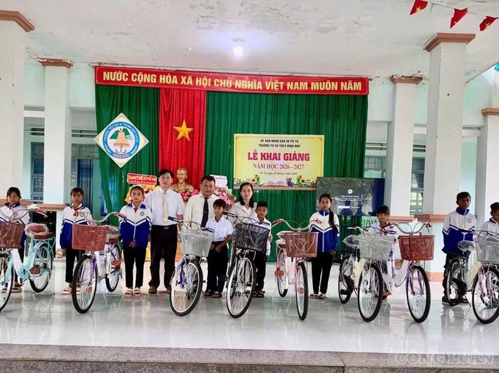 Tại lễ khai giảng năm học mới vừa qua, tủ bánh mì 0 đồng của thầy Tùng đã trao tặng 15 xe đạp cho học nghèo vượt khó