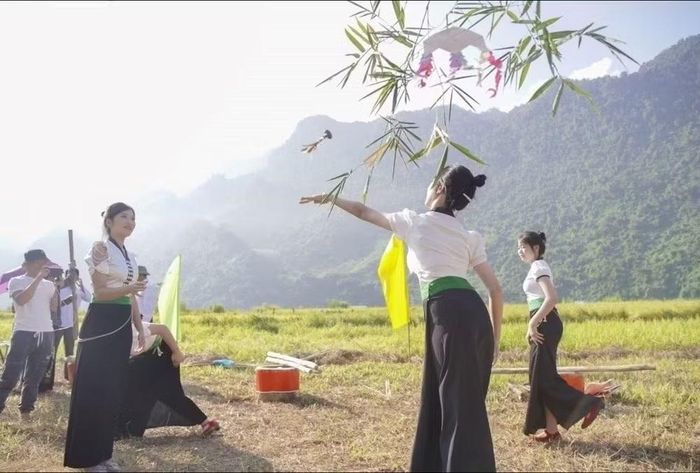 Những trò chơi dân gian là hoạt động không thể thiếu trong Lễ hội Kin Lẩu Khẩu Mẩu. Ảnh: Trung tâm DVTH xã Phong Thổ