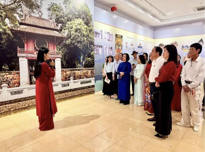 Công chúng tham quan không gian trưng bày. Ảnh: Văn Miếu - Quốc Tử Giám