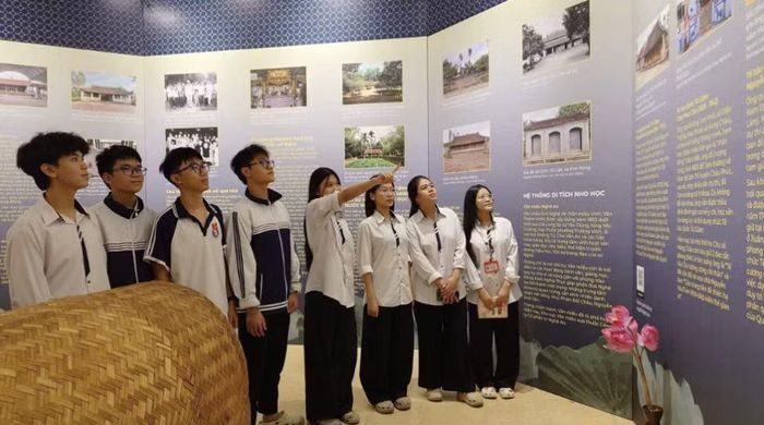 Qua trưng bày, công chúng có thêm cơ hội tìm hiểu lịch sử giáo dục, truyền thống khoa bảng và những giá trị văn hóa được trao truyền qua nhiều thế hệ. Ảnh: Văn Miếu - Quốc Tử Giám