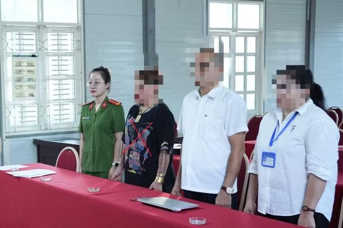 Đối tượng Nguyễn Thị Thảo (áo đen) - Ảnh: Công an tỉnh Sơn La.